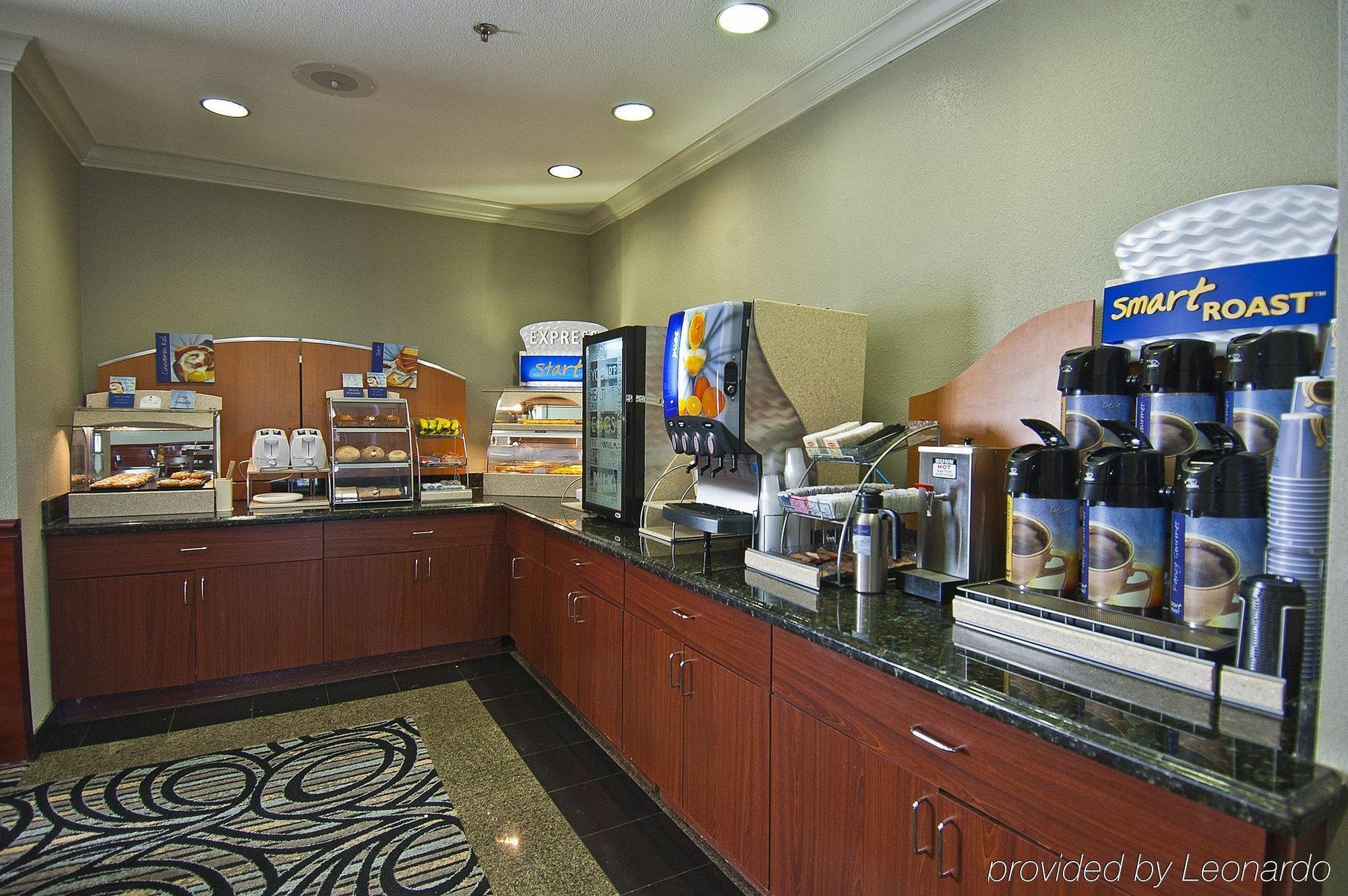 Holiday Inn Express Hotel And Suites Lake Charles By Ihg Ресторант снимка